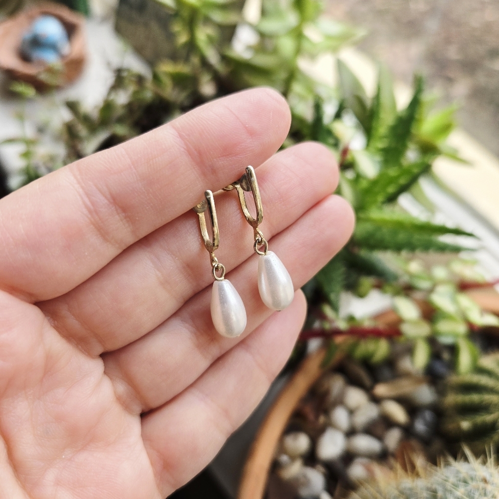 Vintage Pair of Dainty Gold Faux Pearl Dangle Drop Screwback Teardrop Earrings